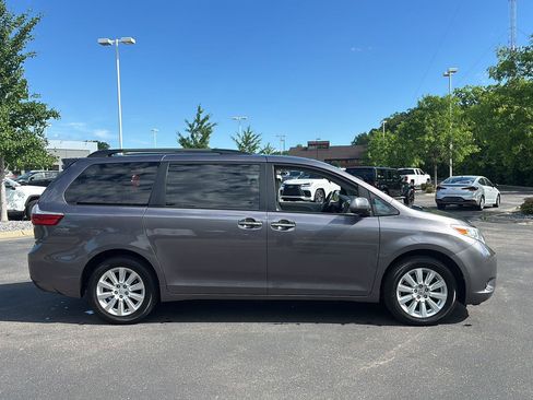 Used 2015 Toyota Sienna XLE AWD/4WD image 9