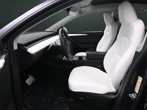 Used 2023 Tesla Model Y Performance image 11