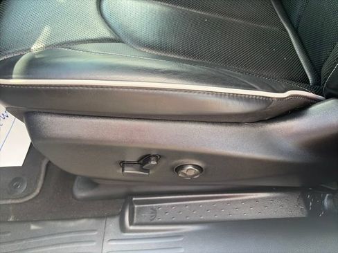 Used 2025 Chrysler Pacifica Limited FWD image 17