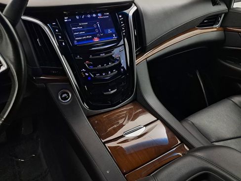 Used 2020 Cadillac Escalade ESV Luxury AWD/4WD image 16