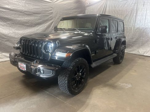 Used 2022 Jeep Wrangler Unlimited Sahara AWD/4WD image 3