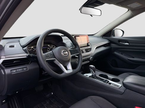 Used 2025 Nissan Altima 2.5 SV AWD/4WD image 4