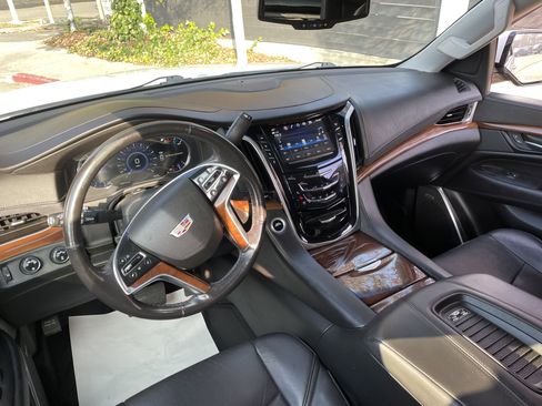Used 2019 Cadillac Escalade ESV 4WD image 5