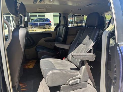 Used 2014 Chrysler Town & Country Touring-L w/ Driver Convenience Group image 15