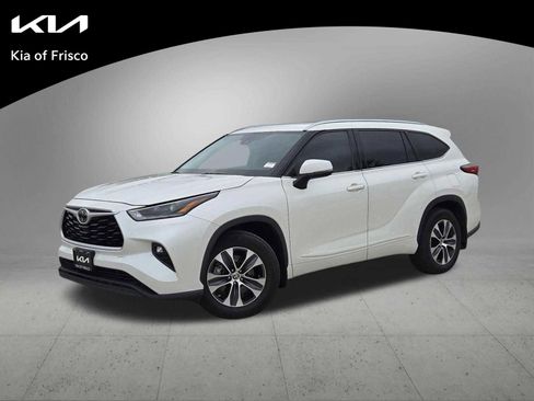 Used 2021 Toyota Highlander XLE FWD image 1