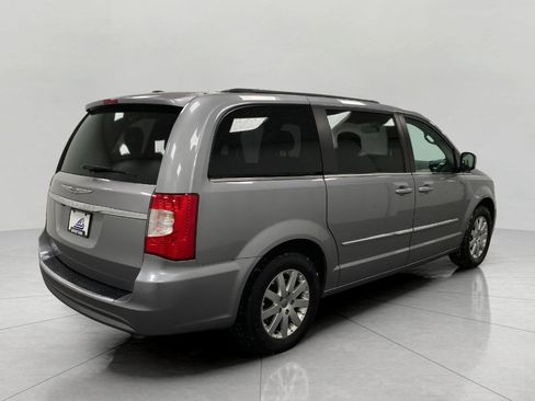 Used 2014 Chrysler Town & Country Touring image 4