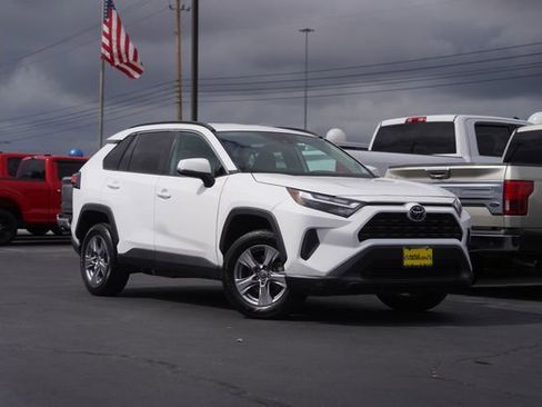 Used 2022 Toyota RAV4 XLE FWD image 2