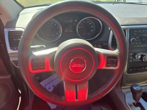 Used 2013 Jeep Grand Cherokee Laredo w/ Laredo E Group image 11