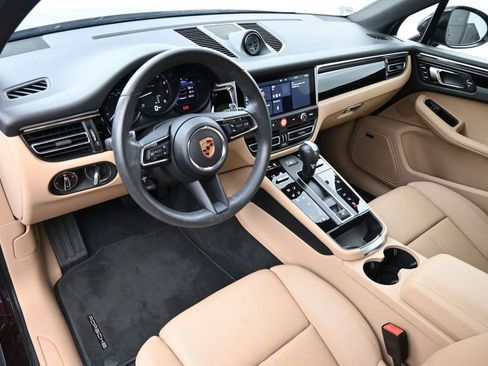 Certified 2025 Porsche Macan AWD/4WD image 4