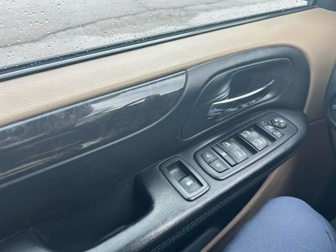 Used 2016 Dodge Grand Caravan SXT image 25