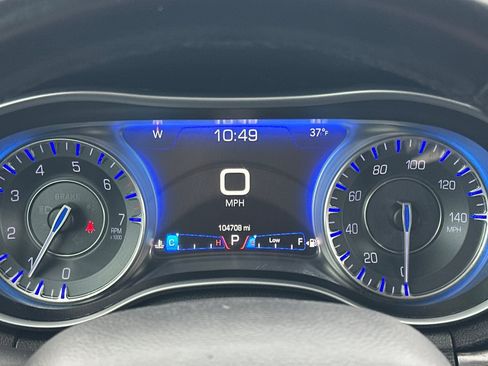 Used 2015 Chrysler 300 Limited image 22