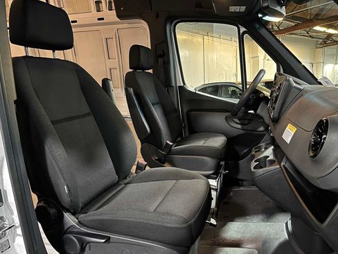 Used 2025 Mercedes-Benz Sprinter 2500 image 12