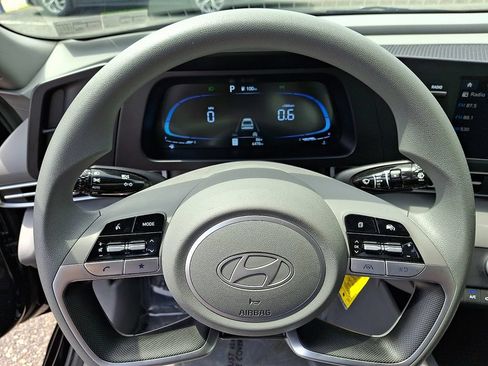 Certified 2025 Hyundai Elantra SE w/ Cargo Package FWD image 19