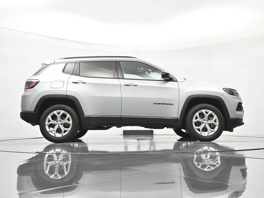 Used 2024 Jeep Compass Latitude AWD/4WD image 38