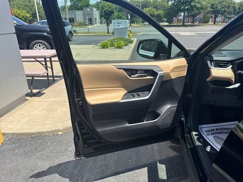 Used 2025 Toyota RAV4 XLE AWD/4WD image 4