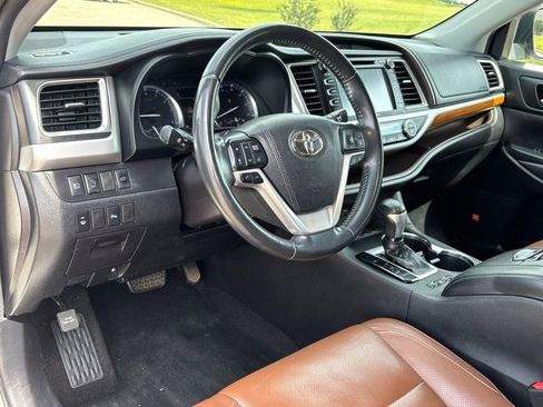 Used 2019 Toyota Highlander Limited FWD image 12