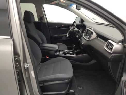 Used 2017 Kia Sorento LX w/ LX Convenience Package image 21