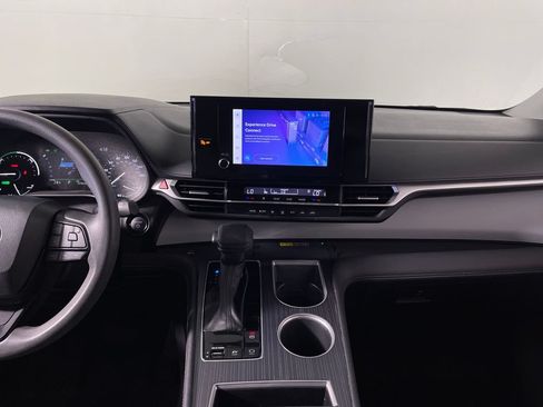 Used 2025 Toyota Sienna LE w/ LE Plus Package FWD image 16