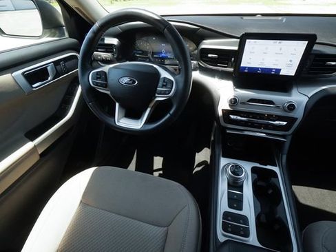 Used 2024 Ford Explorer XLT RWD image 13