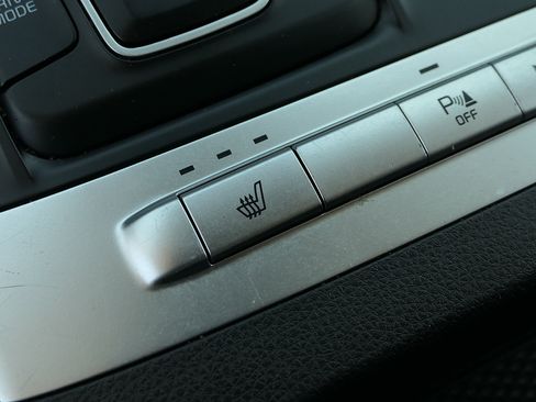 Used 2024 Kia Carnival LX FWD image 22