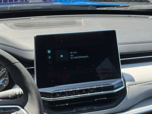 Used 2025 Jeep Compass Limited image 17