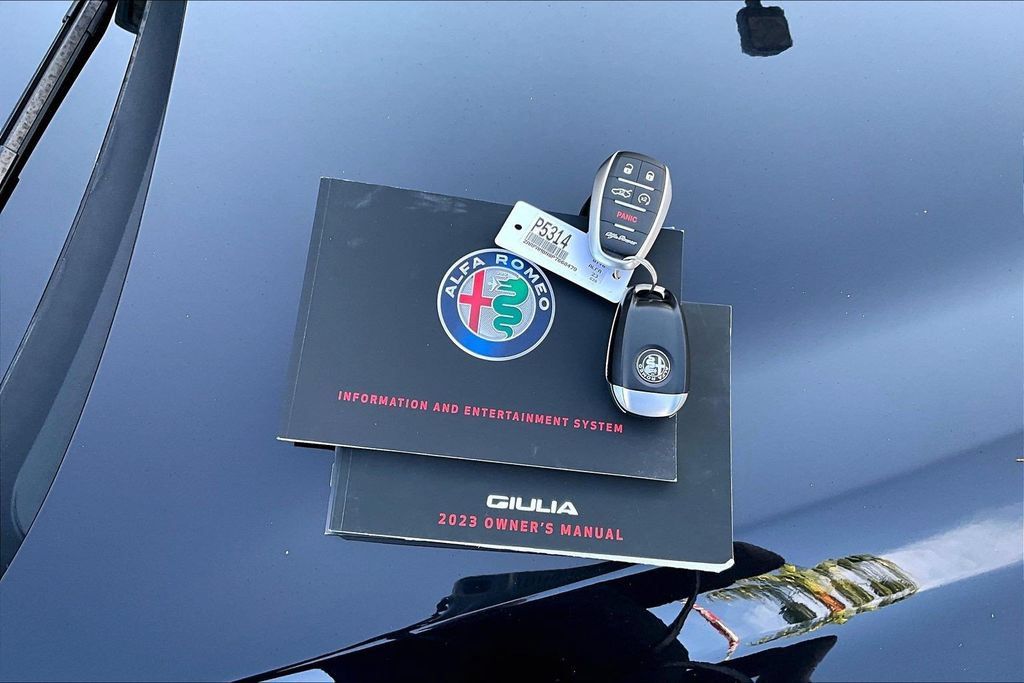 Used 2023 Alfa Romeo Giulia Veloce RWD image 11