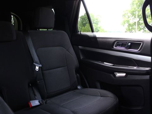 Used 2017 Ford Explorer XLT w/ Equipment Group 201A FWD image 14
