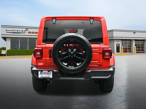Used 2025 Jeep Wrangler Unlimited Sahara AWD/4WD image 4