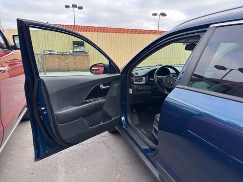 Used 2018 Kia Niro EX image 5