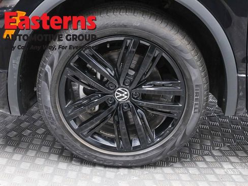 Used 2022 Volkswagen Tiguan SE R-Line image 32