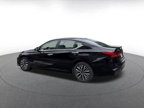 Used 2025 Nissan Altima 2.5 SV FWD image 12