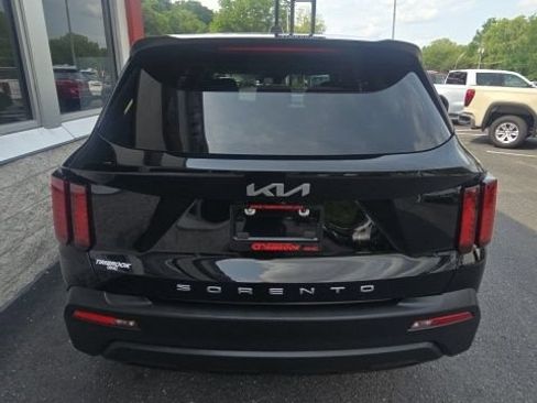 Used 2022 Kia Sorento LX FWD image 5