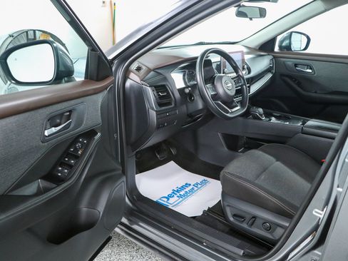 Used 2023 Nissan Rogue SV FWD image 3