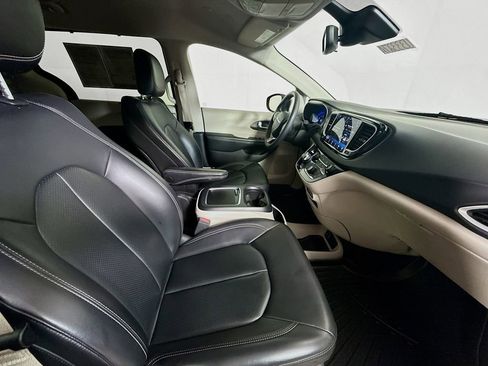 Used 2023 Chrysler Pacifica Touring-L FWD image 28