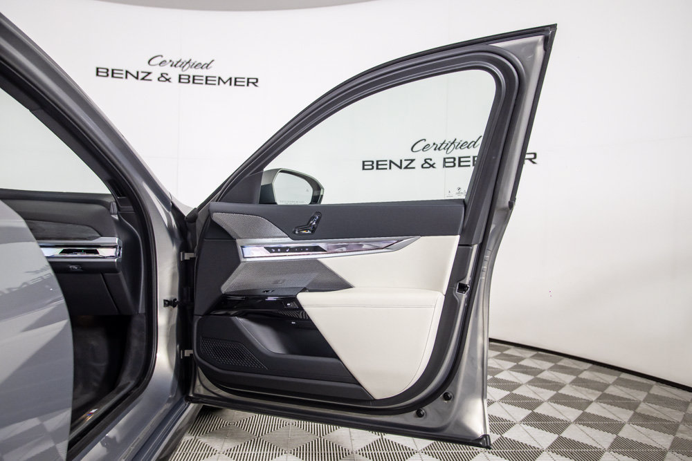 Used 2023 BMW i7 xDrive60 w/ Parking Assistance Package AWD/4WD image 20