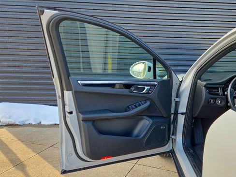 Certified 2022 Porsche Macan image 6