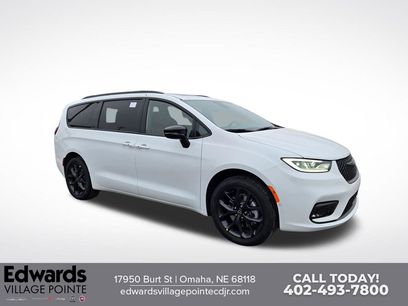 New 2026 Chrysler Pacifica Limited w/ Uconnect Theater Family Group