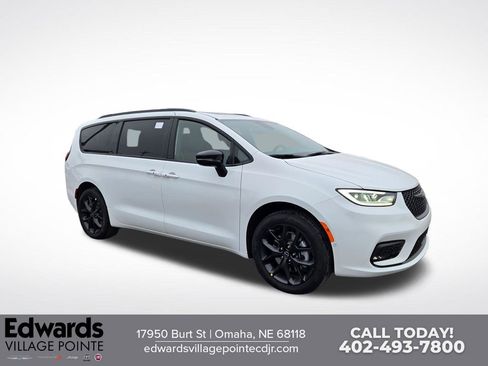 New 2026 Chrysler Pacifica Limited w/ Uconnect Theater Family Group AWD/4WD image 1