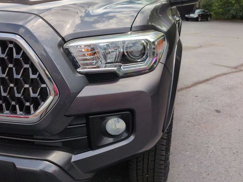 Used 2019 Toyota Tacoma TRD Sport w/ TRD Premium Sport Package AWD/4WD image 18