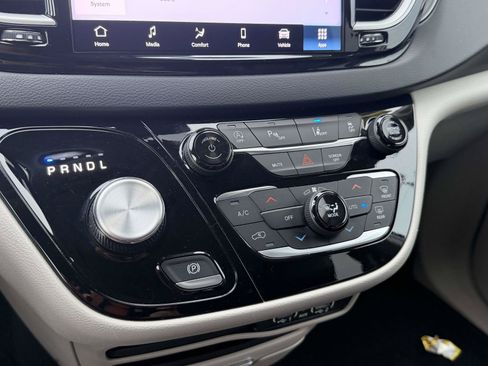 Used 2023 Chrysler Pacifica Touring-L FWD image 29