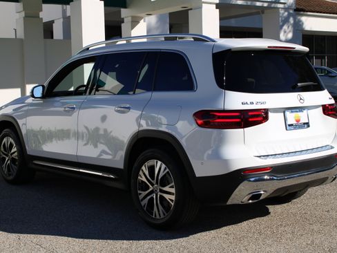 Used 2025 Mercedes-Benz GLB 250 4MATIC image 3