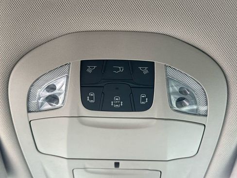 Used 2023 Chrysler Pacifica Touring-L FWD image 19