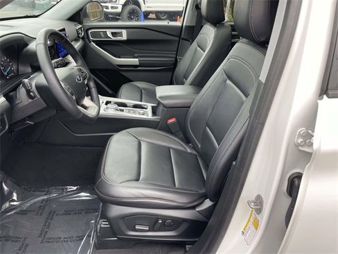 Used 2023 Ford Explorer XLT w/ Equipment Group 202A image 10