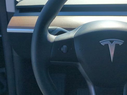 Used 2025 Tesla Model Y Long Range RWD image 18
