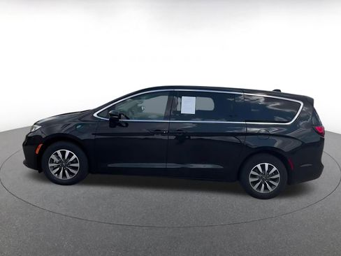 Used 2023 Chrysler Pacifica Touring-L FWD image 9