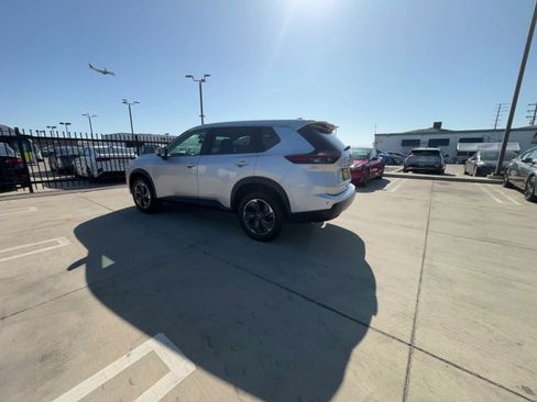 Used 2025 Nissan Rogue SV FWD image 9