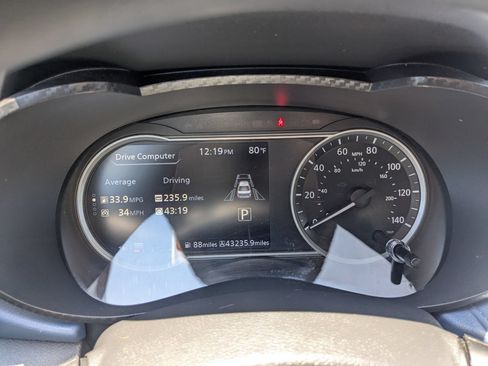 Used 2024 Nissan Versa SV w/ Trunk Package FWD image 15