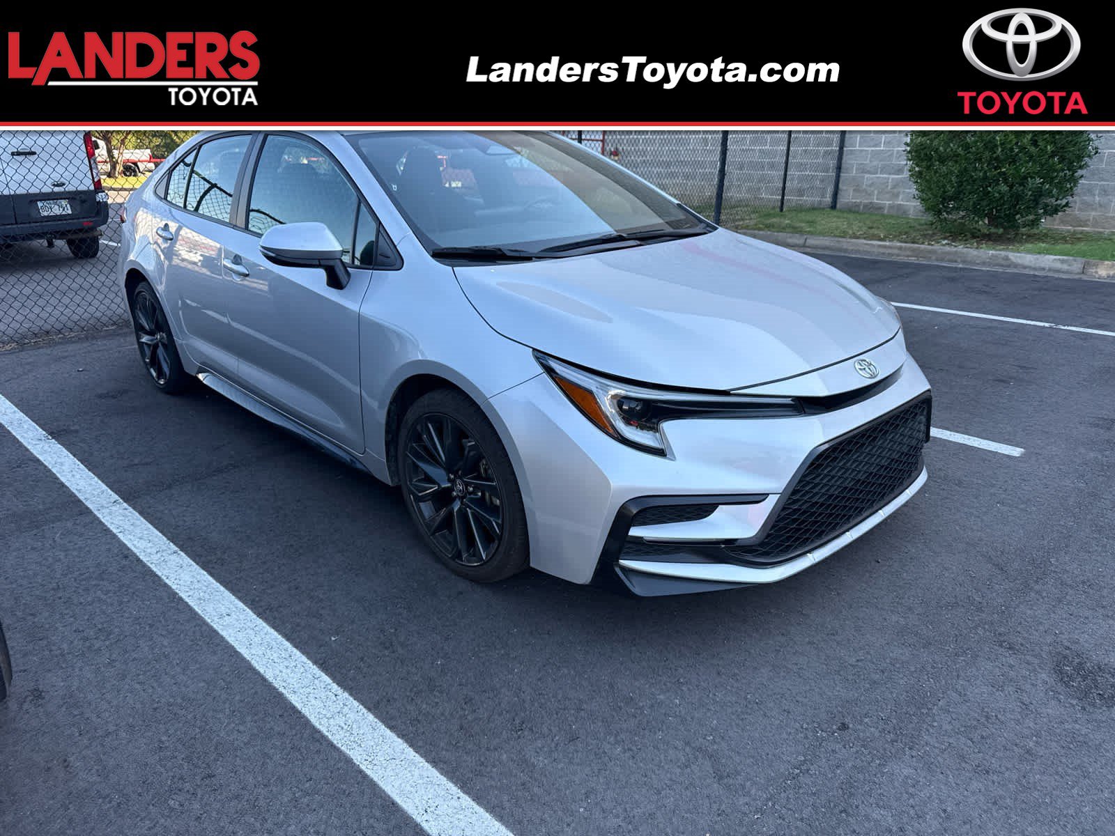 Used 2025 Toyota Corolla SE FWD image 1