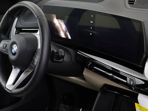 Certified 2025 BMW X1 xDrive28i w/ Technology Package image 19