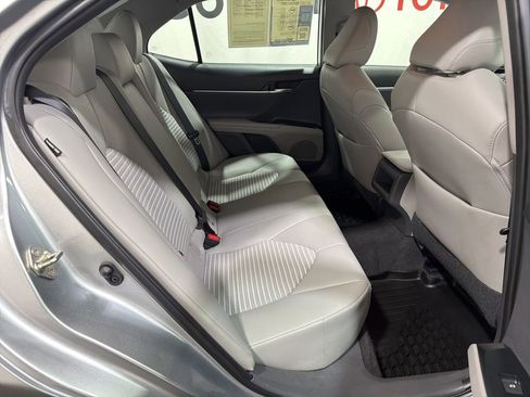 Used 2019 Toyota Camry SE w/ Convenience Package FWD image 15